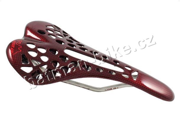 Sedlo YOUR AIR červený karbon lesklé